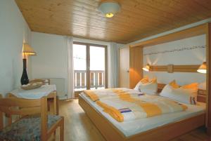 Letto o letti in una camera di Frühstücks- & Apartmenthaus Maislau