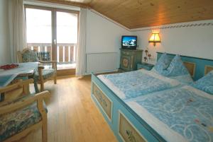 Letto o letti in una camera di Frühstücks- & Apartmenthaus Maislau