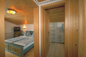 Letto o letti in una camera di Frühstücks- & Apartmenthaus Maislau