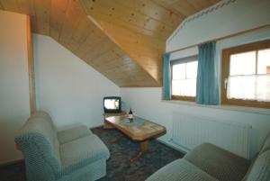 TV a/nebo společenská místnost v ubytování Frühstücks- & Apartmenthaus Maislau