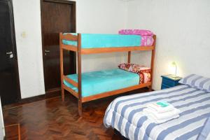 Habitación con 2 literas en una habitación en Hostal Bernardo Salta en Salta