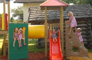 Area giochi per bambini di Frühstücks- & Apartmenthaus Maislau