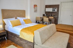 Ένα ή περισσότερα κρεβάτια σε δωμάτιο στο ApartArt Free Parking