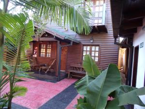 a wooden cabin with a bench and a table at Si Mi Capitán - Cabañas & Habitaciones in Puerto Iguazú