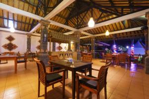 a restaurant with a table and chairs in a room at Segara Anak Hotel in Kuta Lombok