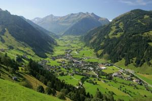 a village in a valley in the mountains at Frühstücks- & Apartmenthaus Maislau in Rauris