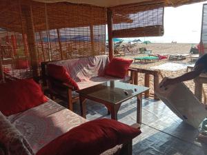 ein Wohnzimmer mit Couch und Tisch in der Unterkunft Namaste Beach Huts in Patnem + 81 Fotos