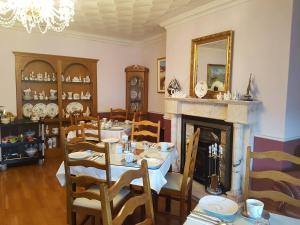 Balcony House في غالواي: غرفة طعام مع طاولة ومدفأة