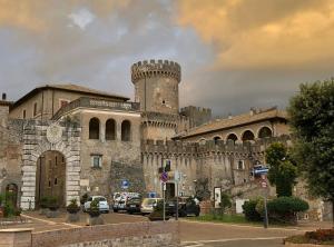 um grande castelo com uma torre em cima dele em Antica Corte del Castello em Fiano Romano