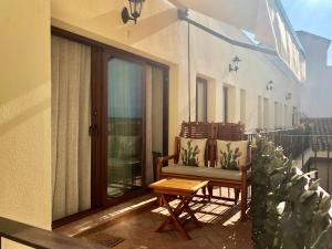 een patio met 2 stoelen en een tafel op een balkon bij "Aires de Lumbreras" Duplex Terraza in Sevilla