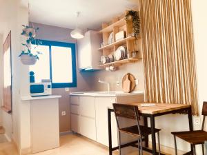 A kitchen or kitchenette at "Aires de Lumbreras" Duplex Terraza