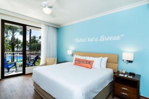 Voodi või voodid majutusasutuse Margaritaville Beach Resort Playa Flamingo toas