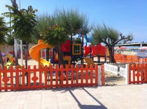 リミニにあるSplendido appartamento sul mareのオレンジの柵のある遊び場