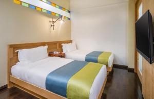 Postel nebo postele na pokoji v ubytování Treasures Hotel and Suites