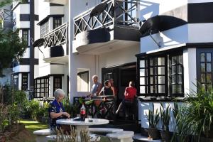 een groep mensen die buiten een gebouw staan bij Gerard's "Backpackers" Roomstay No Children Adults only in Cameron Highlands