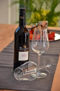 uma garrafa de vinho e um copo sobre uma mesa em Ferienwohnung Schneckental em Pfaffenweiler