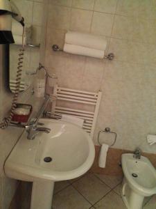 a bathroom with a sink and a toilet at Mr Jackpot2 in Canelli