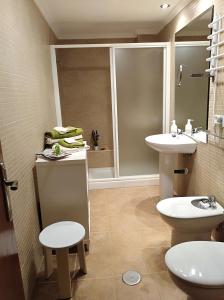 A bathroom at Apartamento Turístico Príncipe Cáceres AT-CC-00415