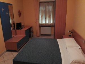 Un dormitorio con una cama y una cómoda y una ventana. en Mr Jackpot2, en Canelli 13 fotos más