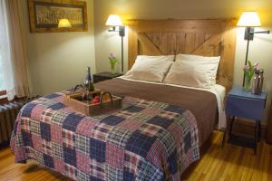מיטה או מיטות בחדר ב-Pinehurst Inn Bed & Breakfast