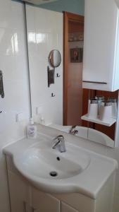 ヴァンガーラントにあるEntennestのバスルーム(白い洗面台、鏡付)