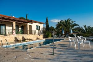 Piscina de la sau aproape de Hermes Villa