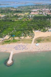 - une vue aérienne sur une plage avec un groupe de personnes dans l'établissement Holiday Center Valdor, à Cavallino-Treporti