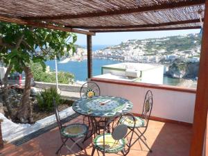 a table and chairs on a balcony with a view of the ocean at Agenzia Aprea Appartamenti in Ponza