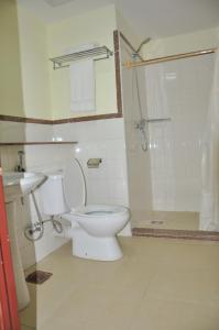 A bathroom at Luwa Evergreen Hotel