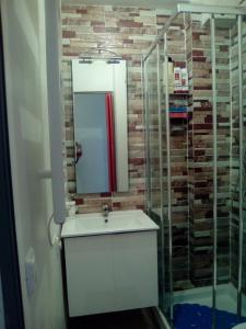 W łazience znajduje się umywalka i lustro. w obiekcie Apartamentos pandiellos I w Madrycie