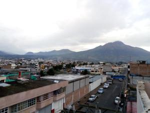 Hostal Buenaventura Ibarra في إيبارا: اطلالة على مدينة فيها جبال في الخلفية