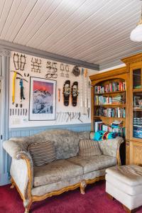 a living room with a couch and a book shelf at The Hostel California in Bishop