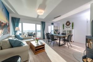 a living room with a couch and a table at Annas Heimat am Meer in Olpenitz