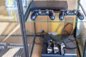 a glass shelf with two video game controllers at Schwimmendes Haus 10 Grad Ost in Olpenitz