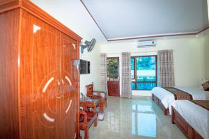 a hotel room with two beds and a bedroom with at Ngoc Lan Hotel in Cao Bằng
