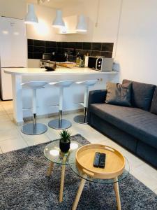 uma sala de estar com um sofá e uma mesa em Appartement Au Bord de l'Eau em Le Moule