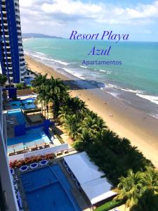 Resort Playa Azul Departamentos frente al mar في تونسوبا: اطلالة على الشاطئ من شرفة المنتجع