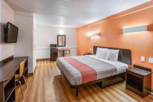 Postel nebo postele na pokoji v ubytování Motel 6-Euless, TX - DFW West
