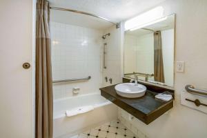 Koupelna v ubytování Motel 6-Euless, TX - DFW West