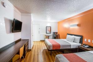 TV a/nebo společenská místnost v ubytování Motel 6-Euless, TX - DFW West