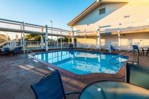 Bazén v ubytování Motel 6-Euless, TX - DFW West nebo v jeho okolí