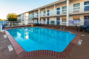 Bazén v ubytování Motel 6-Euless, TX - DFW West nebo v jeho okolí