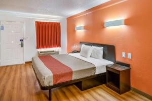 Postel nebo postele na pokoji v ubytování Motel 6-Euless, TX - DFW West