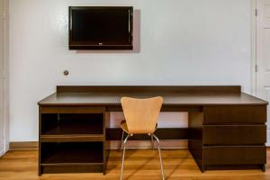 TV a/nebo společenská místnost v ubytování Motel 6-Euless, TX - DFW West