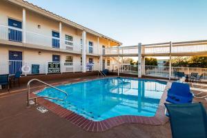 una piscina frente a un hotel en Motel 6-Euless, TX - DFW West, en Euless