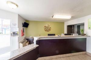 Kuchyň nebo kuchyňský kout v ubytování Studio 6-San Antonio, TX - Fort Sam Houston Area