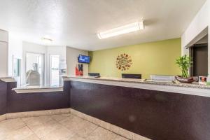 TV a/nebo společenská místnost v ubytování Studio 6-San Antonio, TX - Fort Sam Houston Area