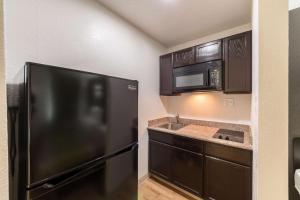 Kuchyň nebo kuchyňský kout v ubytování Studio 6-San Antonio, TX - Fort Sam Houston Area