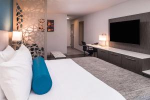 Best Western Plus Temecula Wine Country Hotel & Suites في تيميكولا: غرفة فندقية بسرير وتلفزيون بشاشة مسطحة