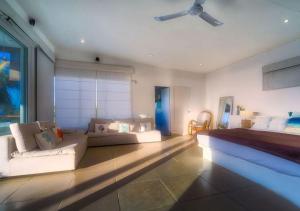 Mar de Mancora Playa Las Pocitas في مانكورا: غرفة معيشة بها سريرين وأريكة